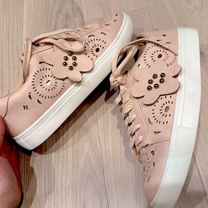Size 7.5 Nanette Lepore pink flower 🌸 sneaker